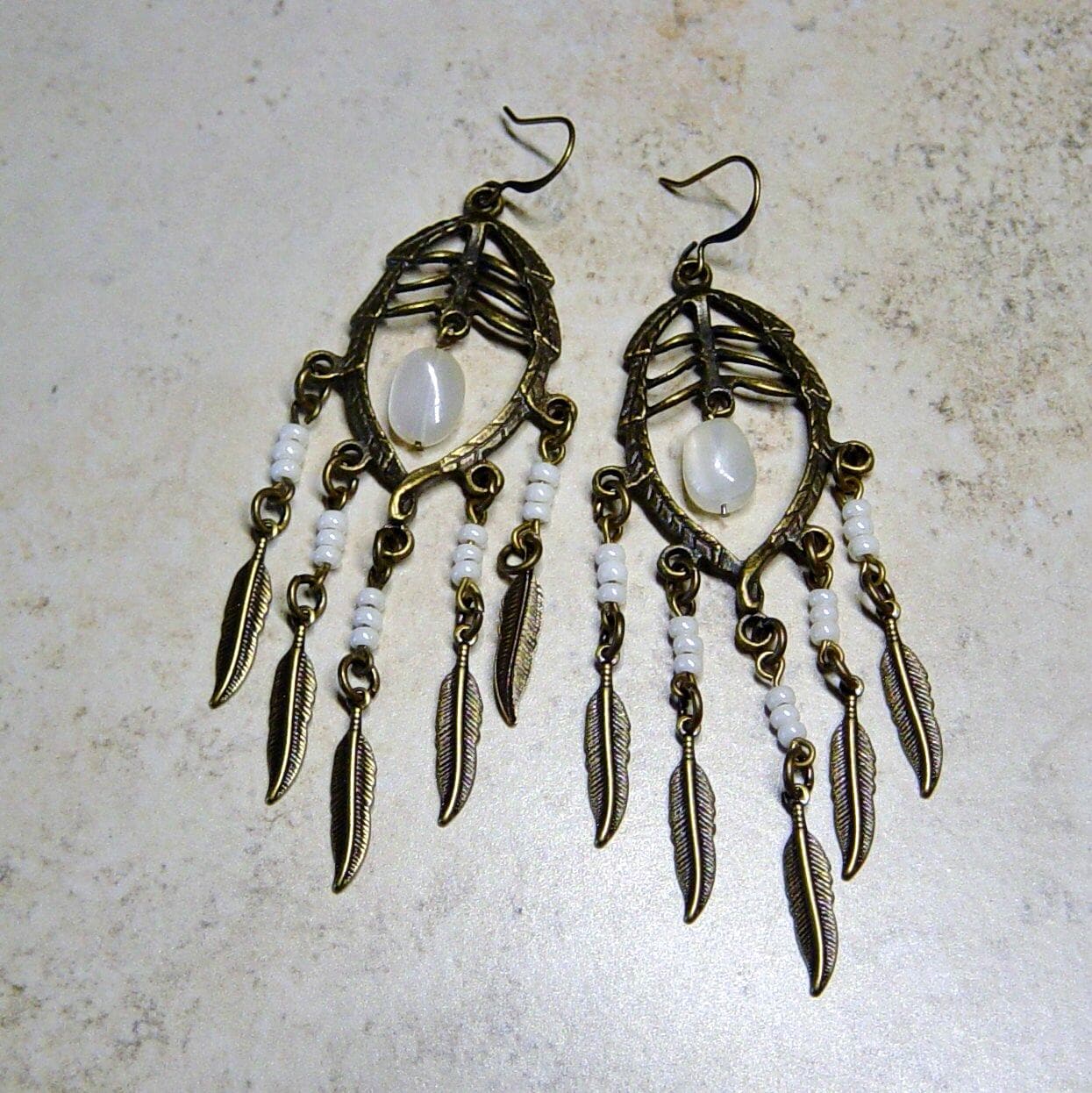 Mondstein Perlen Antik Messing Kronleuchter Ohrringe, Rustikal, Hippie, Boho von delaMarCollection