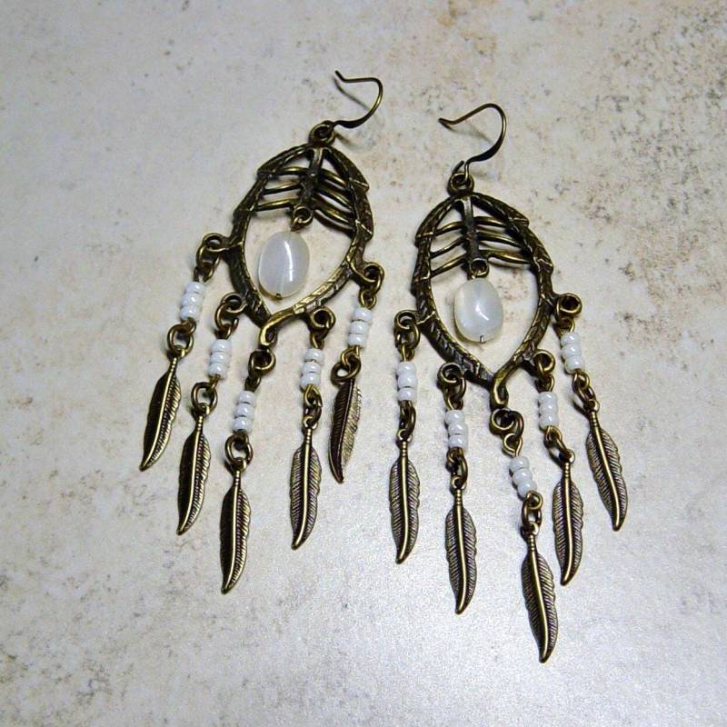 Mondstein Perlen Antik Messing Kronleuchter Ohrringe, Rustikal, Hippie, Boho von delaMarCollection