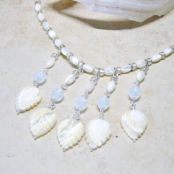Perlmutt Blatt Halskette, Seeopal, Boho Beach Bride von delaMarCollection