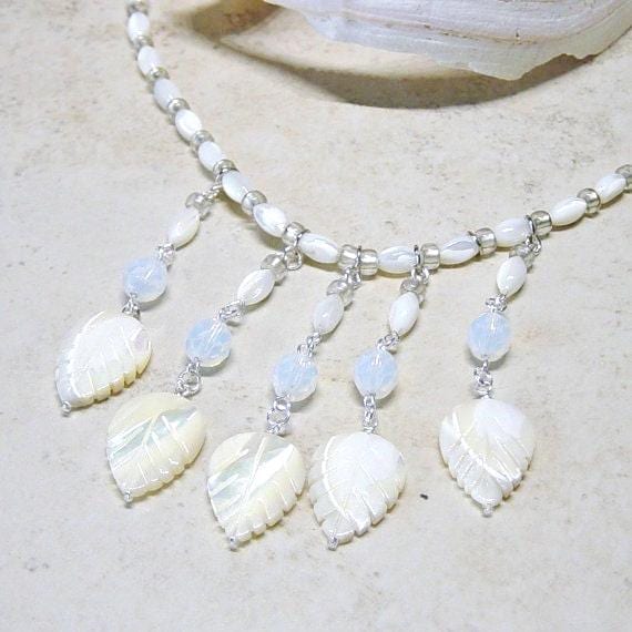 Perlmutt Blatt Halskette, Seeopal, Boho Beach Bride von delaMarCollection