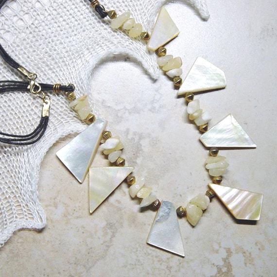 Perlmutt Halskette, Elfenbein Stein Splitter, Strand Schmuck von delaMarCollection