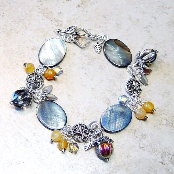 Perlmutt Perlen Armband Silber Filigree, Glas Baumelt von delaMarCollection