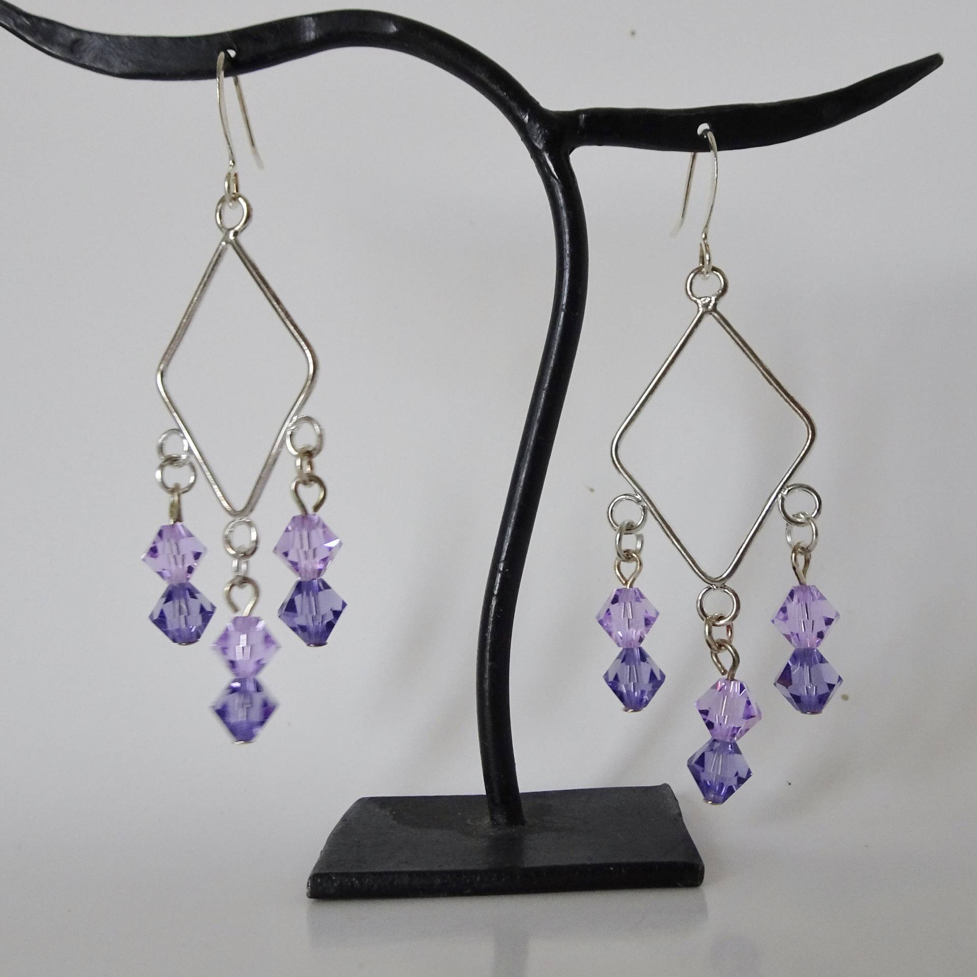 Lila Kristall Perlen Kronleuchter Ohrringe, Silber Violette Ohrringe von delamarjewelry