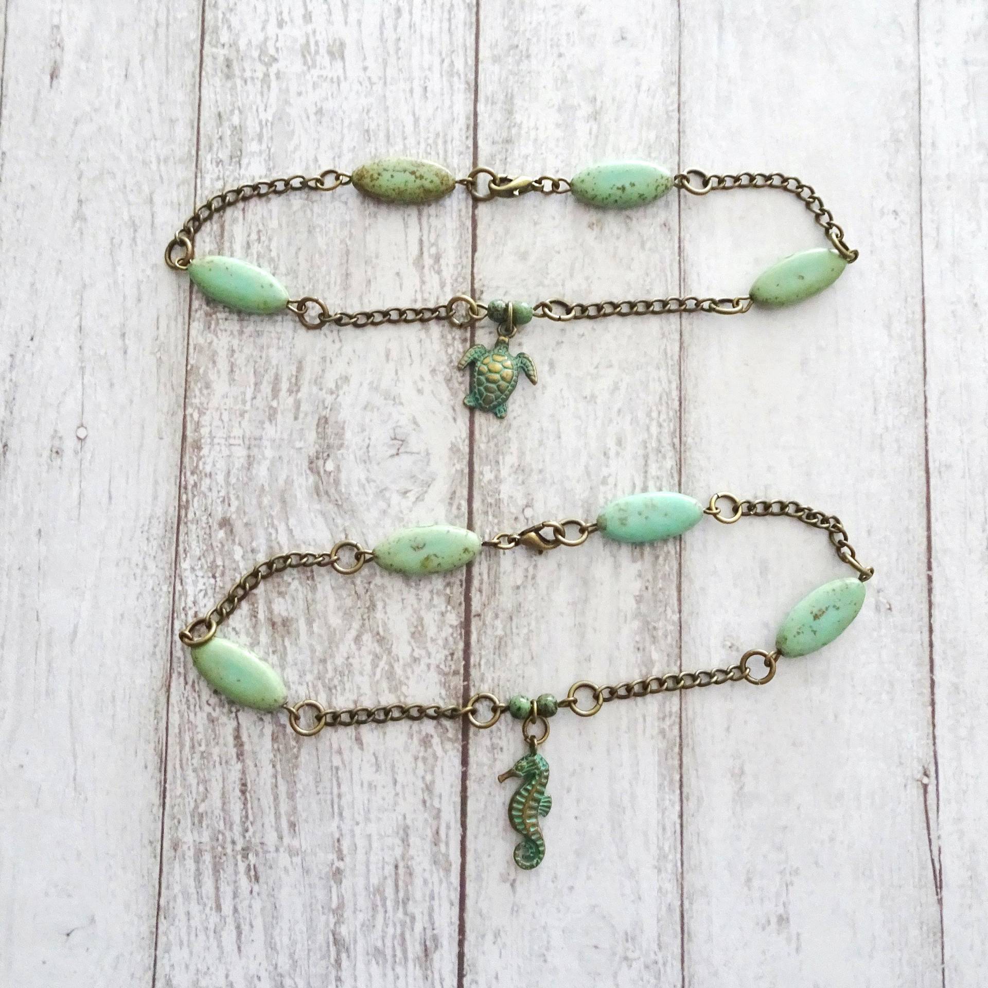 Meeresschildkröte-Fußkettchen, Antike Messingkette, Grüne Magnesitperle Sommer-Knöchelarmband Meeresschildkröte-Fußkettchen, Antike Messingkette, Grüne Magnesitperle Sommer-Knöchelarmband von delamarjewelry