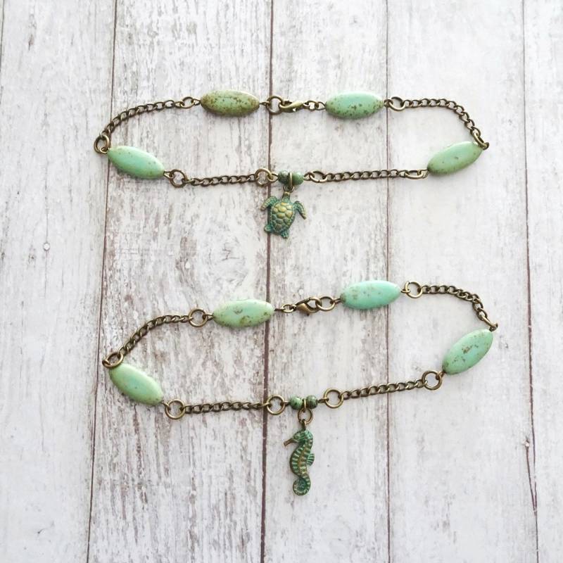Meeresschildkröte-Fußkettchen, Antike Messingkette, Grüne Magnesitperle Sommer-Knöchelarmband Meeresschildkröte-Fußkettchen, Antike Messingkette, Grüne Magnesitperle Sommer-Knöchelarmband von delamarjewelry