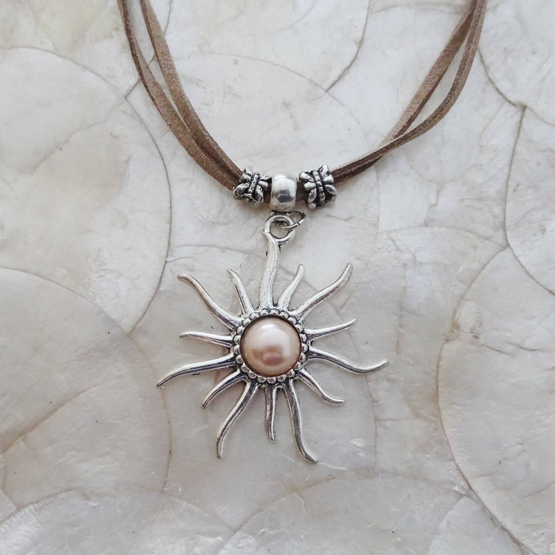 Sonne Burst Charme Schnurgebunden Halskette, Boho, Sommer Silber Anhänger Halskette von delamarjewelry