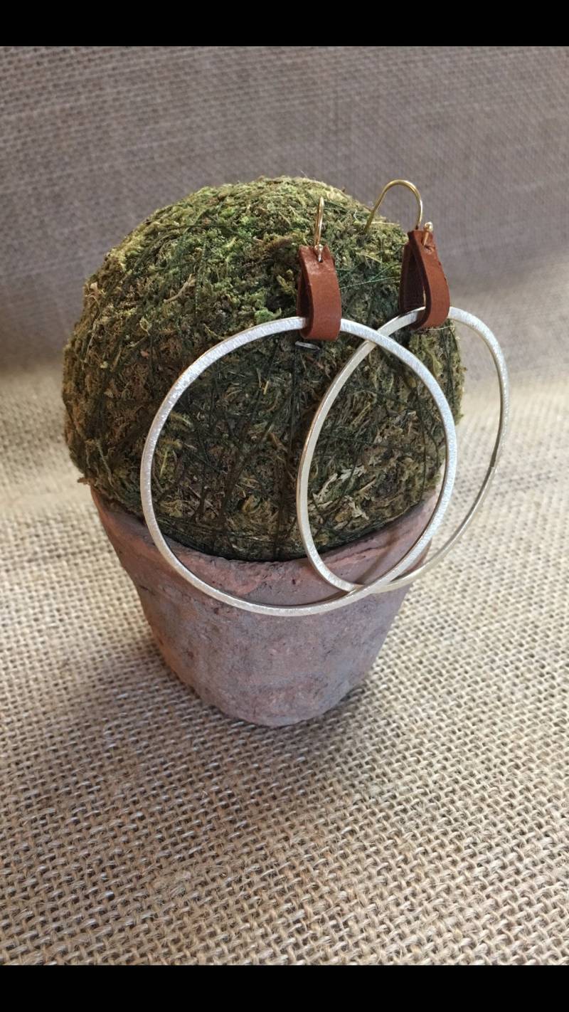 Goldene Creolen Mit Hirschleder von delamoradesigns