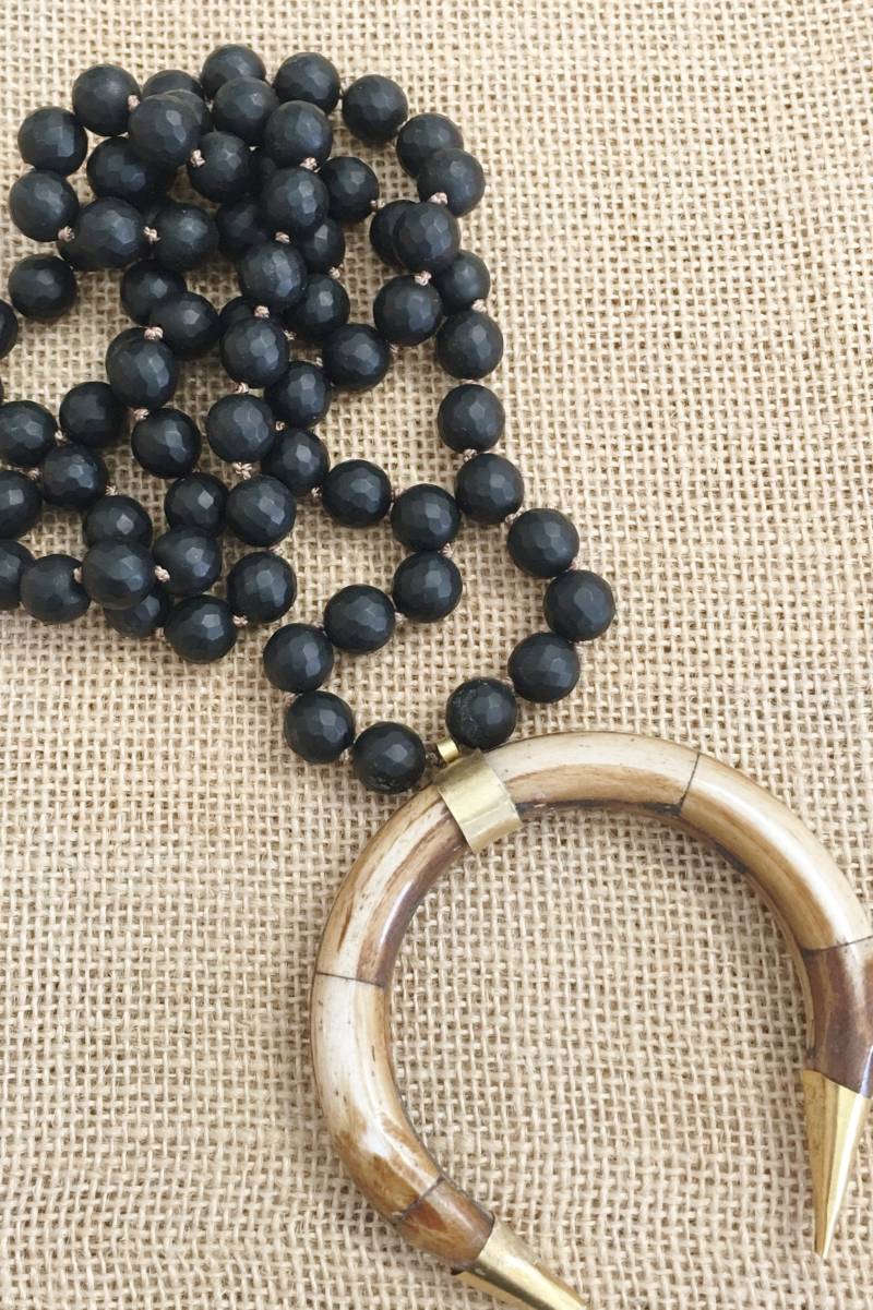 Matte Onyx Kette Mit Braunem Ochsenknochen Horn von delamoradesigns