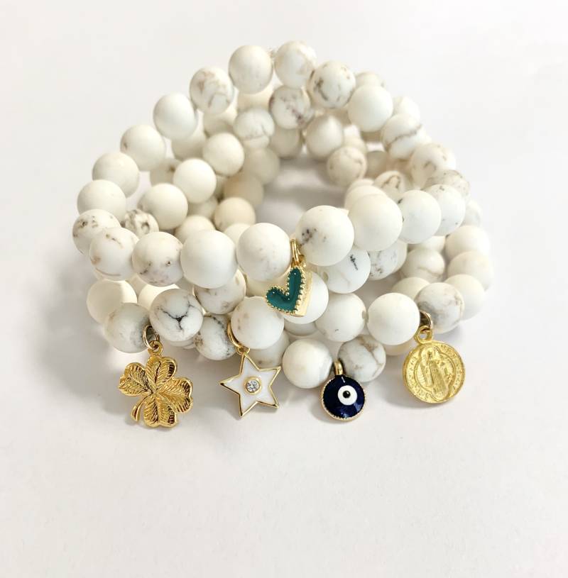 Weisses Türkis Armband Mit Gold Charm von delamoradesigns