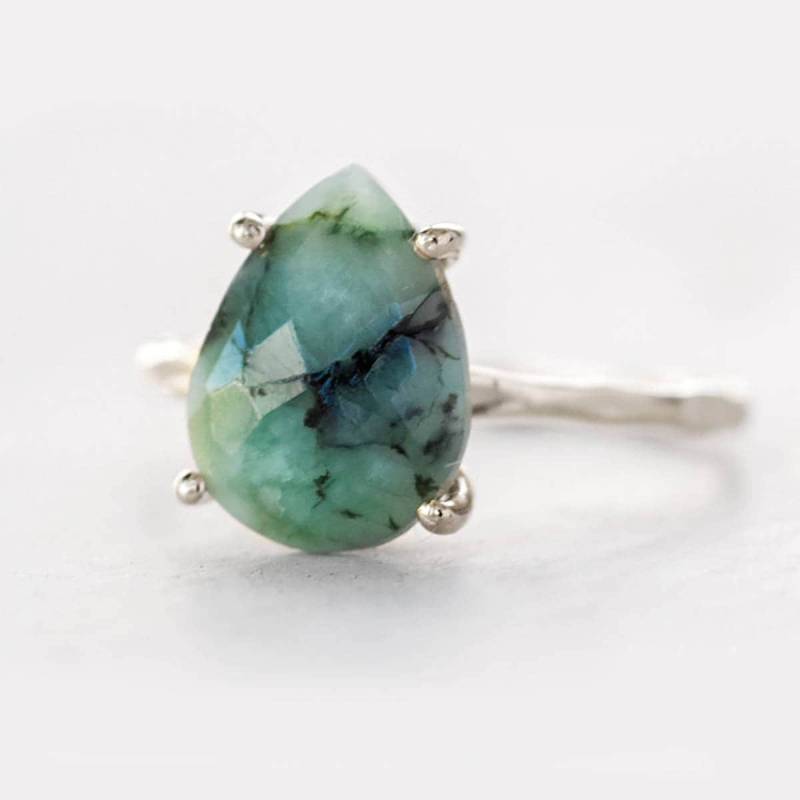 Grüner Roher Smaragd Ring Silber - Mai Birthstone Edelstein Stapelring Silberring Tear Drop Prong Set , Rg-Pp von delezhen