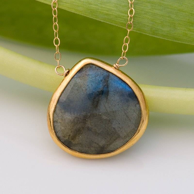 Labradorit Halskette - Edelstein Gold Layered Stein Anhänger Goldgerahmter Boho Schmuck von delezhen