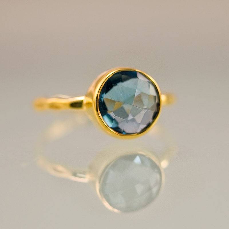London Blautopas Ring Gold - Dezember Geburtsstein Solitär Stapelbarer Stein Goldring Runder von delezhen