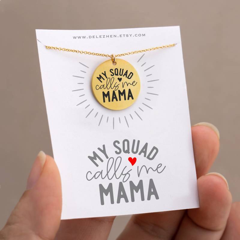 My Squad Nennt Mich Mama Halskette Mit Individueller Gravur An 14K Gold Filled Kette, Einzigartiges Geburtstagsgeschenk Für Coole Mutter Von Teen My Squad Nennt Mich Mama Halskette Mit Individueller Gravur An 14K Gold Filled Kette, Einzigartiges Geburtstagsgeschenk Für Coole Mutter Von Teen von delezhen