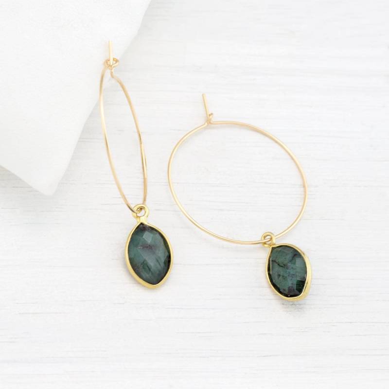 Natürliche Rohe Smaragd Creolen, Mai Geburtstagsgeschenk Für Sie, 14K Gold Filled Zierliche Edelstein Charm Geburtsstein Schmuck Natürliche Rohe Smaragd Creolen, Mai Geburtstagsgeschenk Für Sie, 14K Gold Filled Zierliche Edelstein Charm Geburtsstein Schmuck von delezhen