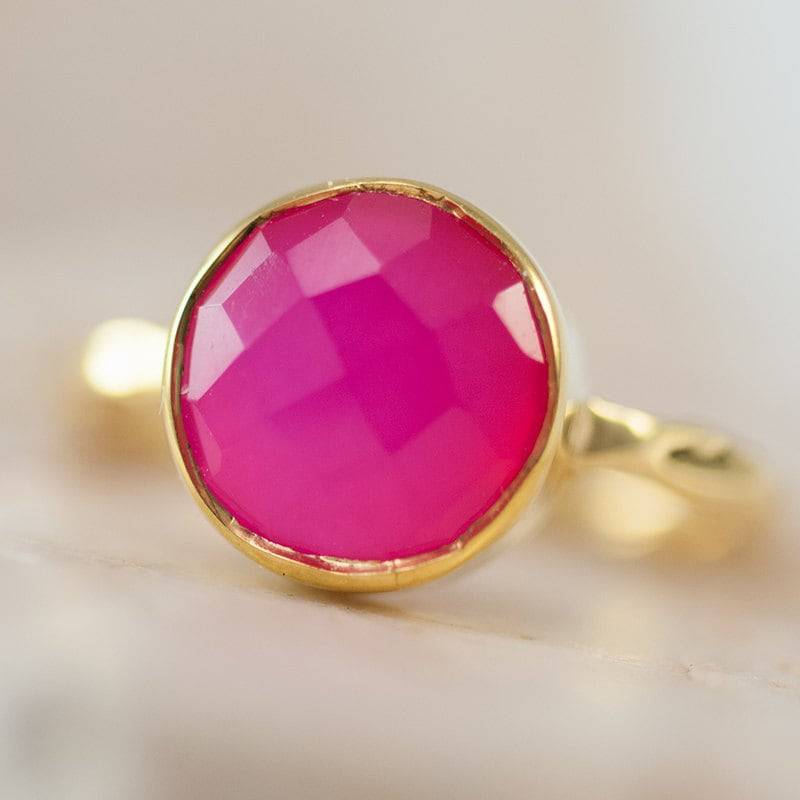Viva Magenta Ring, Fuchsia Pink Chalcedon Ring - Edelstein Stapelring Gold Vermeil Runder Sommer Schmuck von delezhen