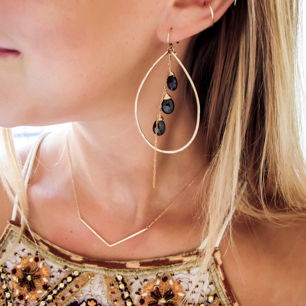 Black Spinel Falls Creolen - 14K Gold Fill Und Schwarze Spinell/Große Oval Gehämmerte Edelstein Ohrringe von delialangan