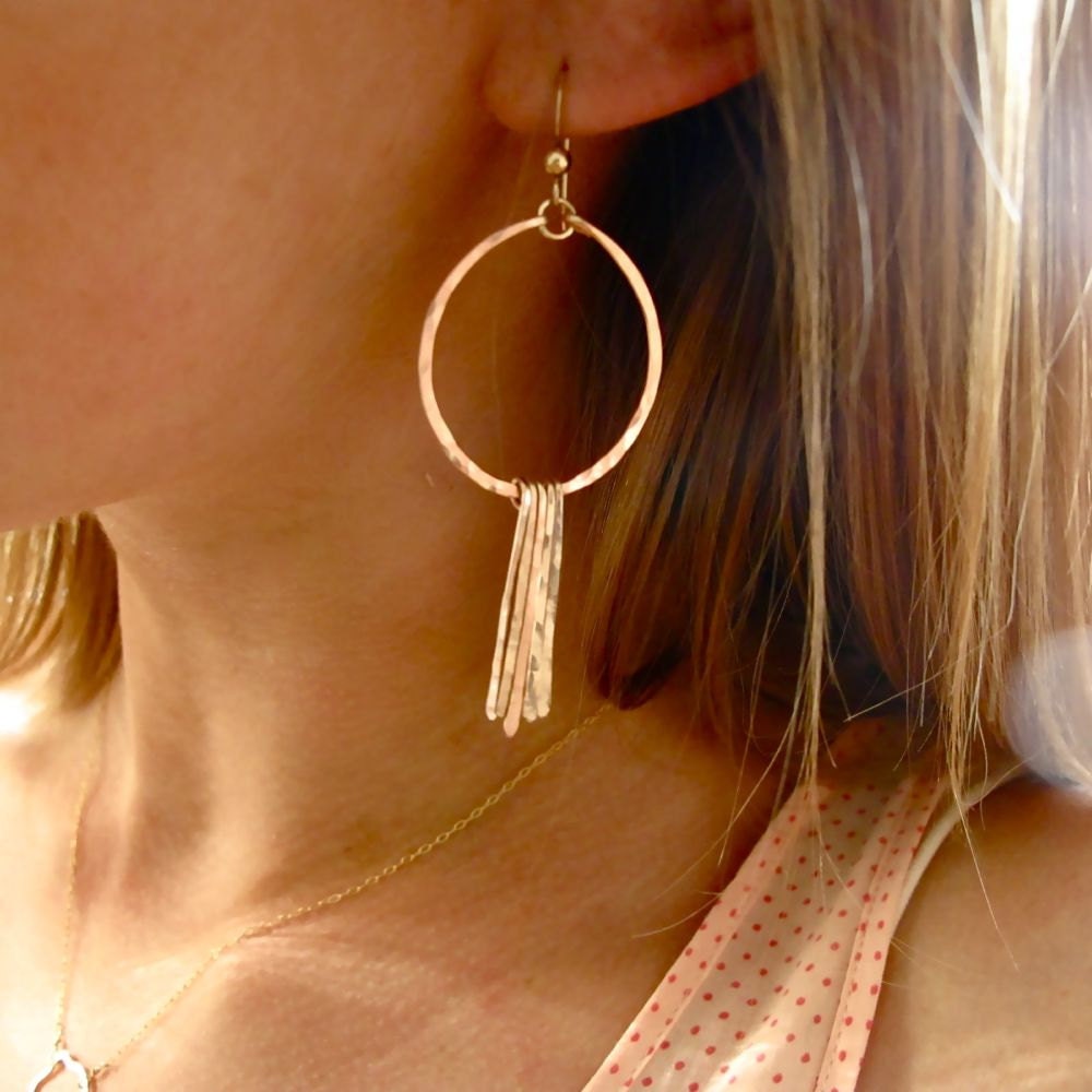 Fransen Ohrringe/Rose Gold Gold, Oder Silber Gehämmerter Hoop Ohrring Zarte Einzigartige von delialangan