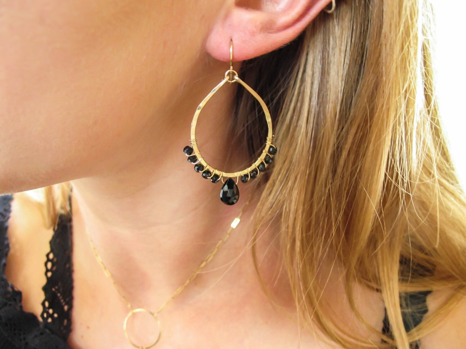 Schwarze Spinell Ohrringe - Bogen Creolen 14K Gold Fill Teardrop Und Schwarzer Schwarz von delialangan