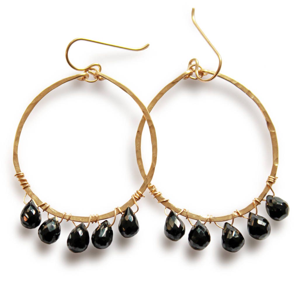 Schwarzer Spinell Hoop Ohrringe - Handgehämmert 14K Gold Filled Und Edelstein Hoops Schwarze Halbedelstein von delialangan