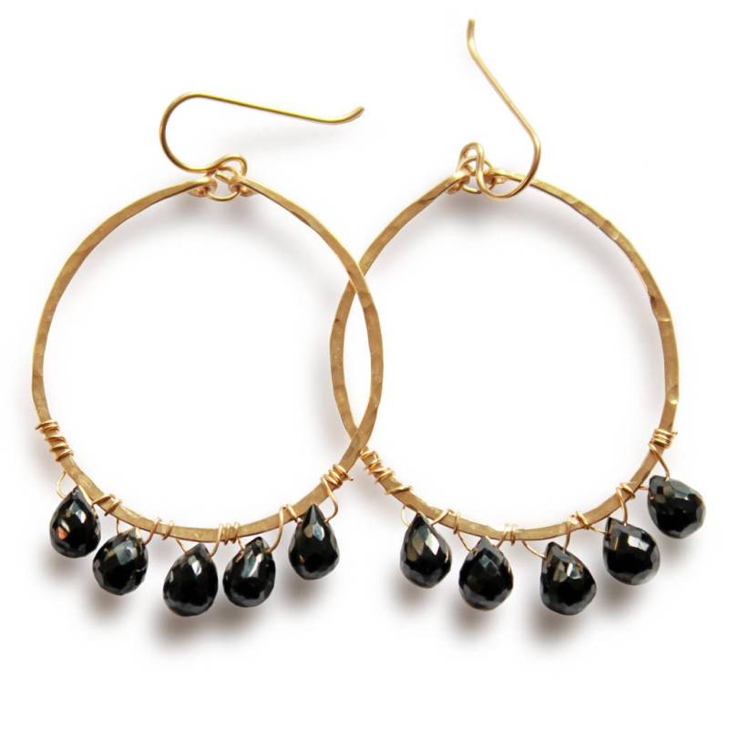 Schwarzer Spinell Hoop Ohrringe - Handgehämmert 14K Gold Filled Und Edelstein Hoops Schwarze Halbedelstein Schwarzer Spinell Hoop Ohrringe - Handgehämmert 14K Gold Filled Und Edelstein Hoops Schwarze Halbedelstein von delialangan