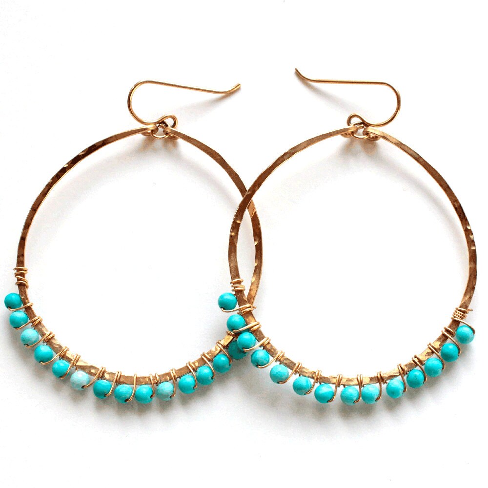 Türkisfarbene Hoop Ohrringe - Türkis Perlen Gehämmerte Hoops Draht Gewickelt in Sterling Silber Oder 14K Gold Filled von delialangan