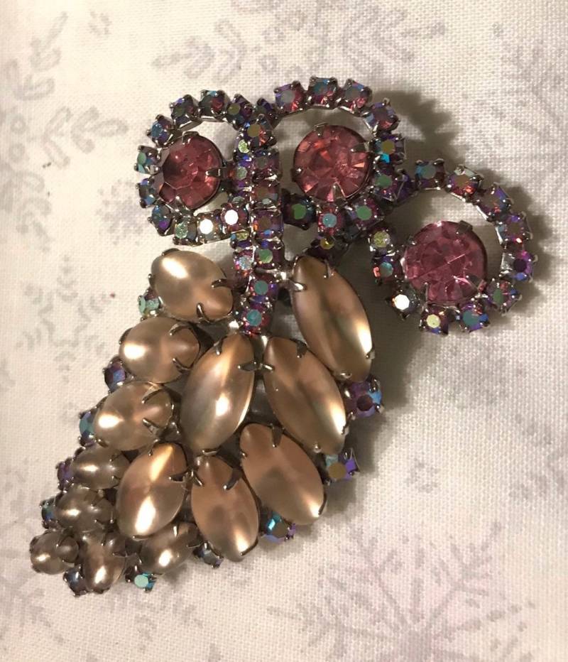 Vintage Pinke Strass Anstecknadel Ab & Frosted Vintage Pinke Strass Anstecknadel Ab & Frosted von delightsofmine