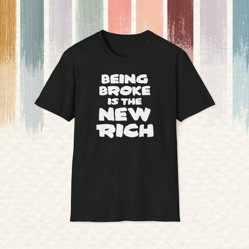 Funny Slogan Quote "Being Broke Is The New Rich" Unisex Softstyle T-Shirt Trending Print Graphic Typo Punk Gift Present von delikatrip