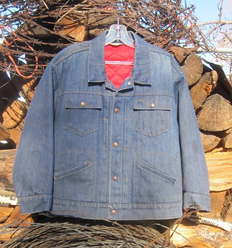 Vintage Indigo Denim Western Jacke Aus Montana - Zerstörte Jeansjacke Gefüttert Mit Roter Futterstoff Gr. L Vintage Indigo Denim Western Jacke Aus Montana - Zerstörte Jeansjacke Gefüttert Mit Roter Futterstoff Gr. L von delilahsdeluxe