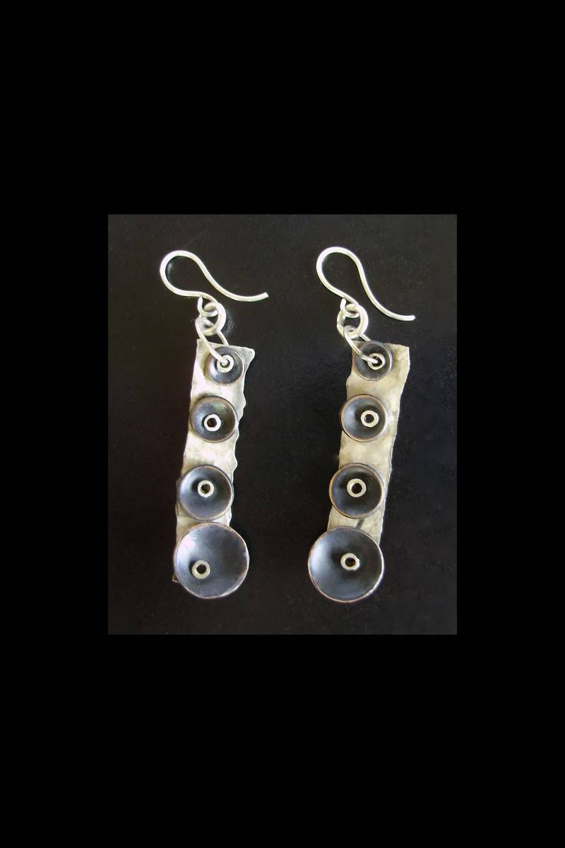 Barnacle Ohrringe, Genietet, Schwarze Kuppeln Auf Silber, Modern, Statement Ooak Schmuck von delisadesigns