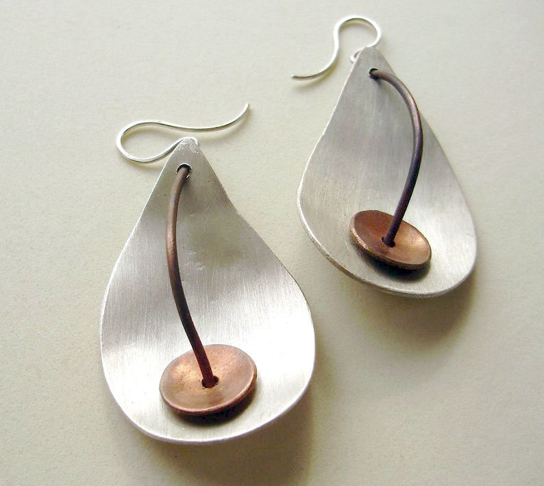 Blütenblatt Und Kupfer Scheibe Ohrringe, Gemischte Metall Blume Handwerker Handgefertigte Modernen Schmuck von delisadesigns