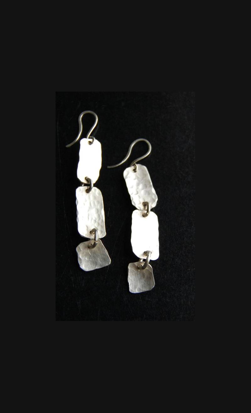 Drei Abgestufte, Baumelnde Ohrringe, Gehämmertes Silber, Funky, Artisan Schmuck, Strukturierte Ohrringe von delisadesigns