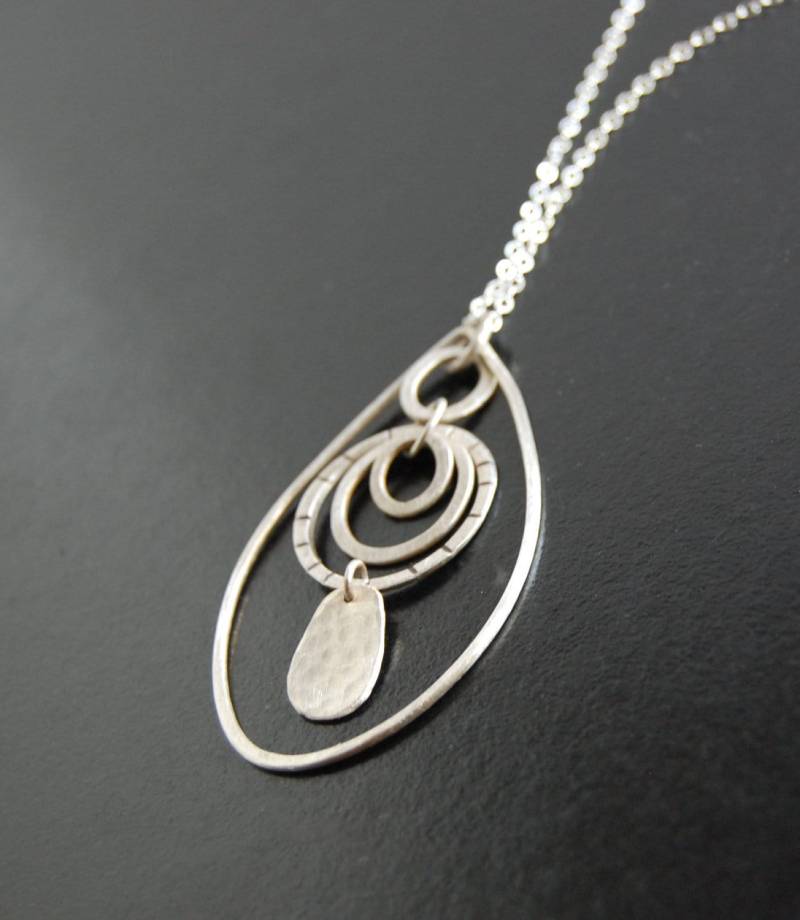 Loopy Baumstaub Tropfen Anhänger, Silber Schleifen, Strukturierte Halskette, Wunderliche, Funky Schmuck von delisadesigns