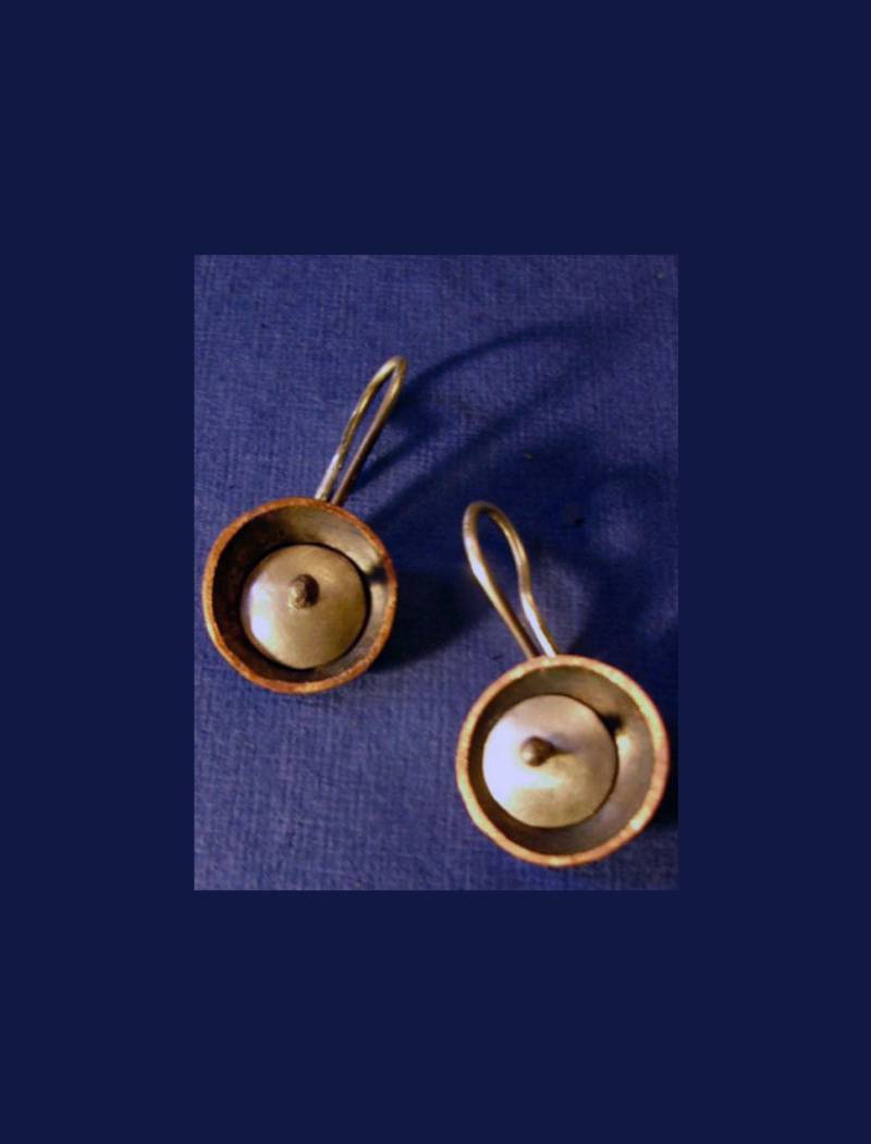 Mini-Disk-Ohrringe, Gemischte Metall, Domed, Silber Und Kupfer Ohrringe, Funky, Moderne Ohrringe von delisadesigns