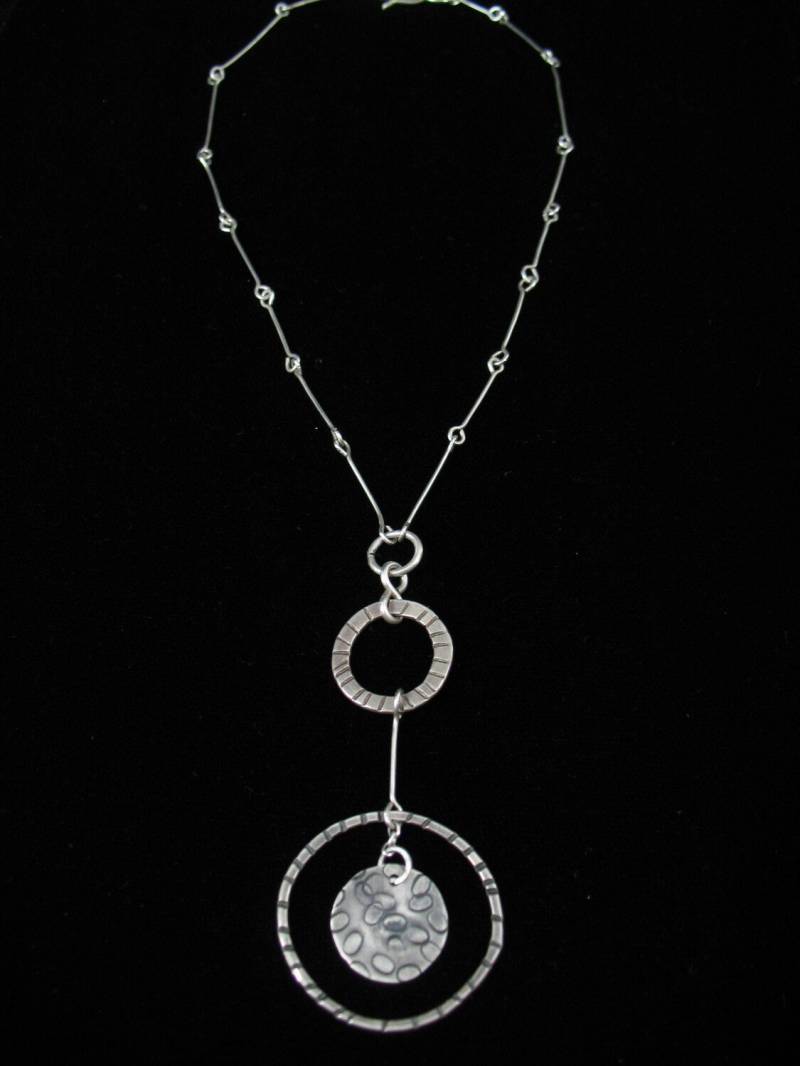 strukturierte Reifen Und Disc Halskette, Gestempelt Scheibe Anhänger, Handgemachte Custom Silber Schmuck von delisadesigns