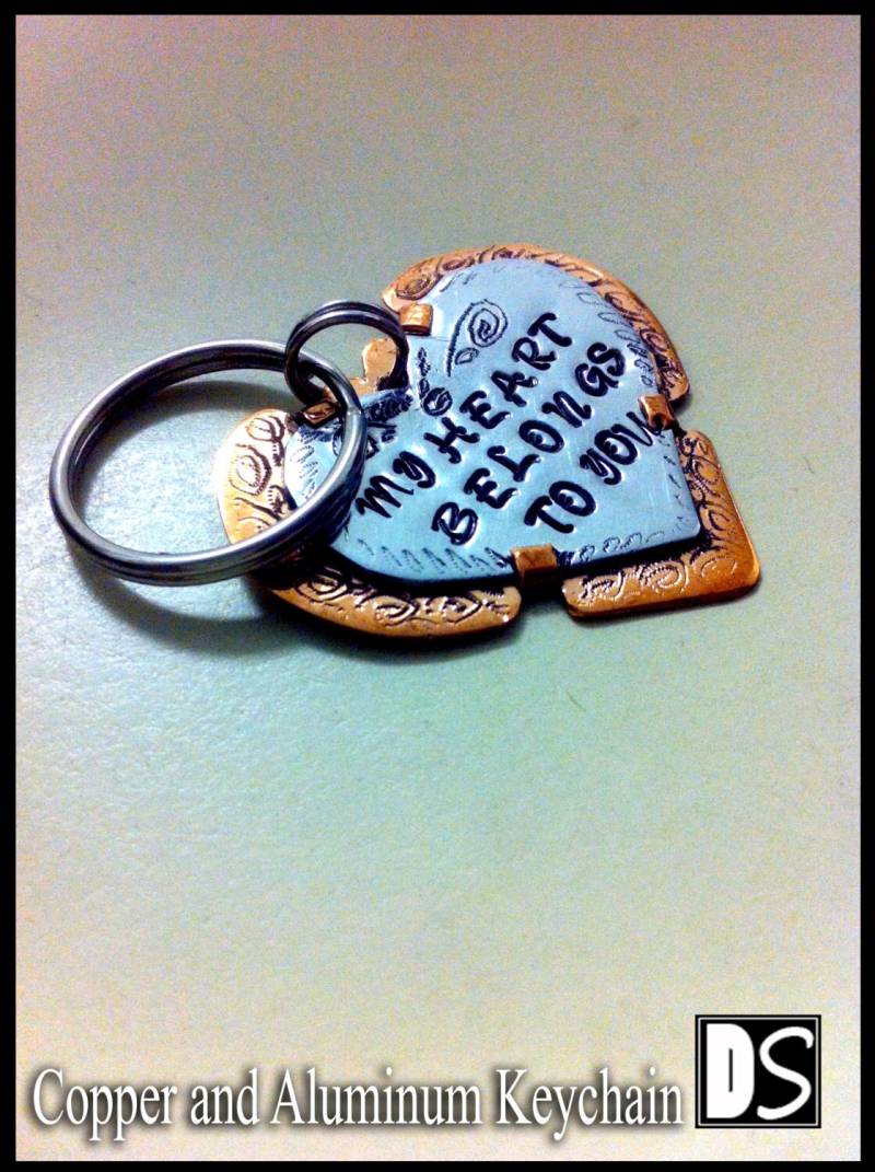 Handgravierte Kupfer Aluminium Schlüsselanhänger Herzform Metall Liebe von MaisonGD