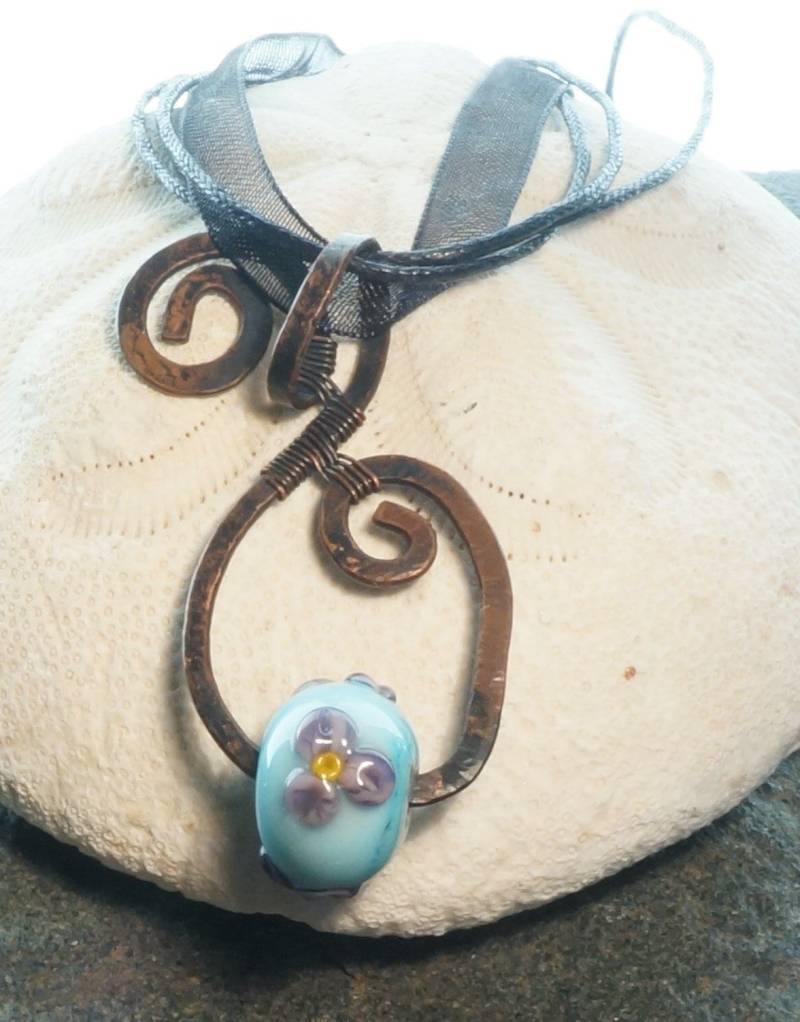 Anhänger Aus Handgemachter Lampworkperle Und Gehämmertem Oxidiertem Kupferdraht Anhänger Aus Handgemachter Lampworkperle Und Gehämmertem Oxidiertem Kupferdraht von dementedmagpie