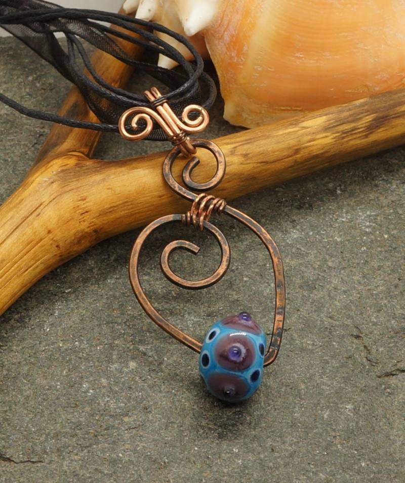 Anhänger Aus Handgemachter Lampworkperle Und Gehämmertem Oxidiertem Kupferdraht Anhänger Aus Handgemachter Lampworkperle Und Gehämmertem Oxidiertem Kupferdraht von dementedmagpie