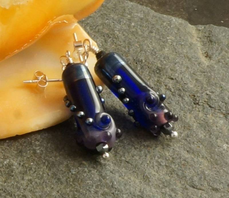 Dunkel Blau Und Lila Wirbel Handgemachten Glas Silber Ohrstecker Dunkel Blau Und Lila Wirbel Handgemachten Glas Silber Ohrstecker von dementedmagpie
