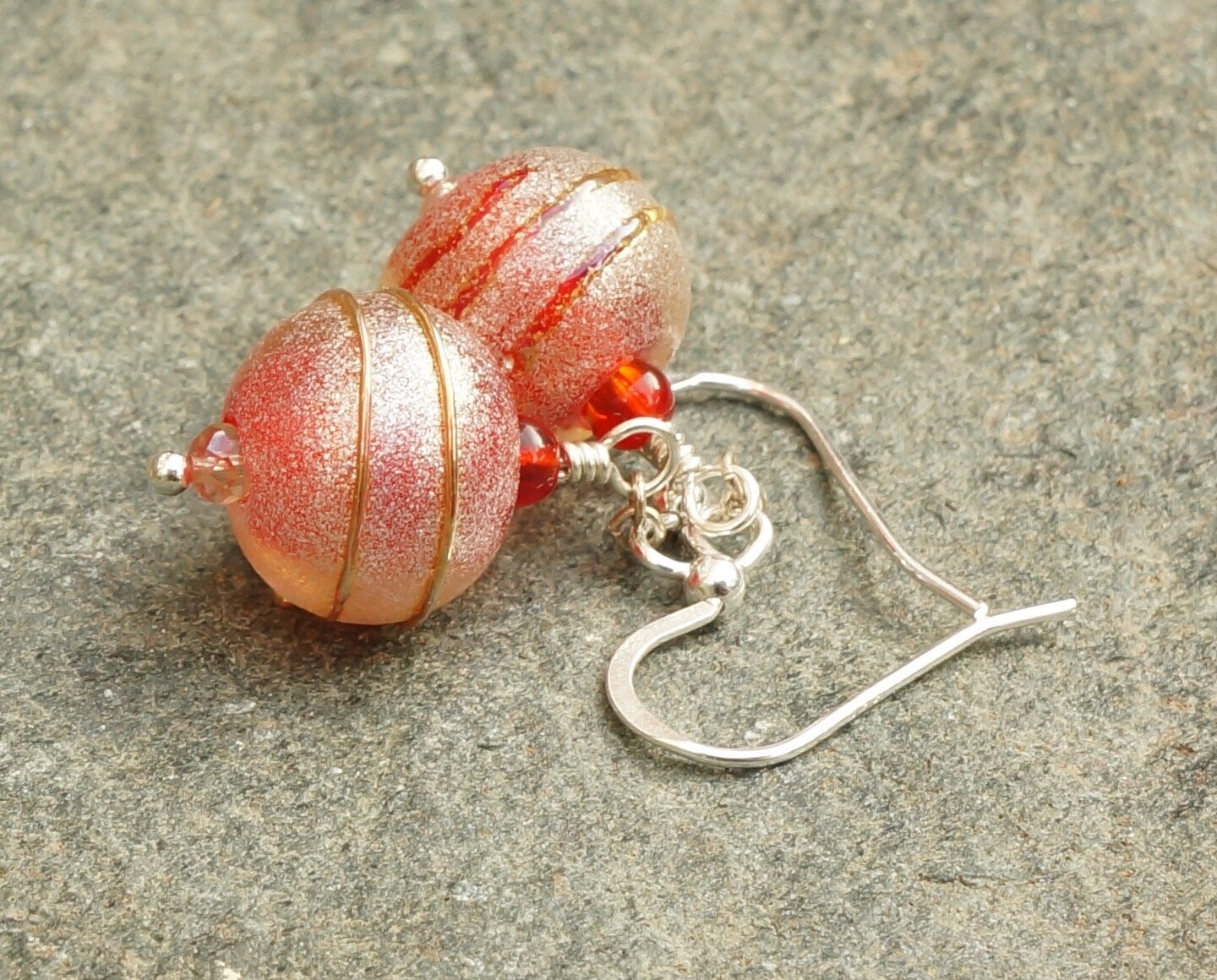 Glitter Und Rotem Glas Lampwork Perle Handmade Silber Ohrhänger Glitter Und Rotem Glas Lampwork Perle Handmade Silber Ohrhänger von dementedmagpie
