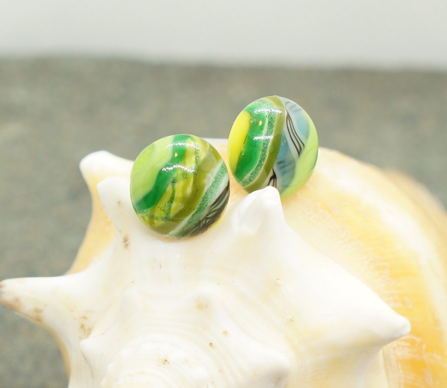 Grüne Streifen Handgefertigte Lampwork Glas Silber Ohrstecker Grüne Streifen Handgefertigte Lampwork Glas Silber Ohrstecker von dementedmagpie