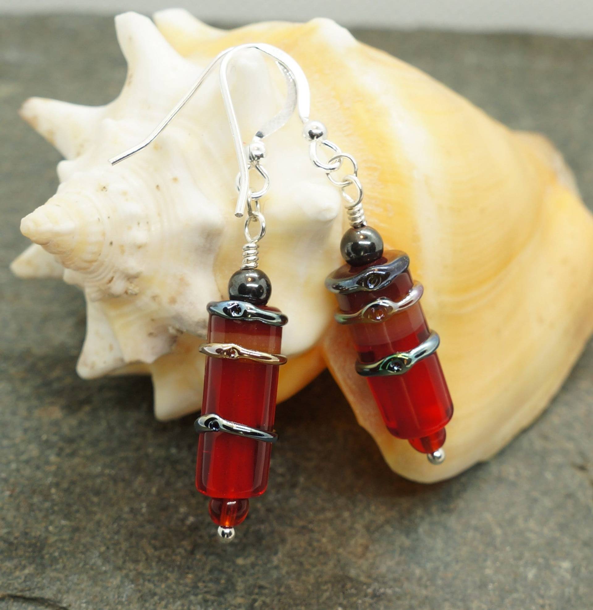 Leuchtend Rote Handgemachte Glasperle Und Silber Haken Oder Ohrstecker Leuchtend Rote Handgemachte Glasperle Und Silber Haken Oder Ohrstecker von dementedmagpie