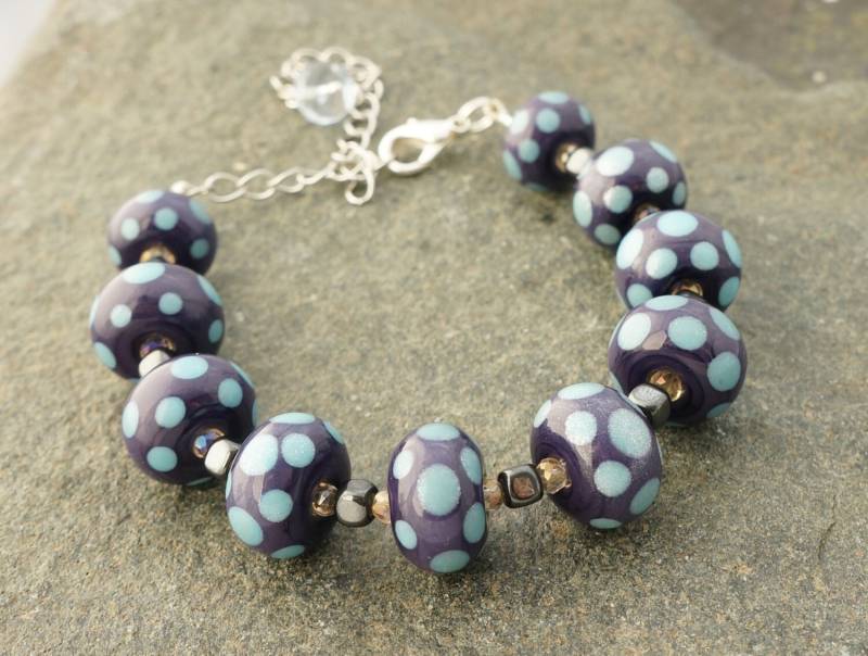 Lila Und Türkis Polka Dot Handgefertigte Glasperlen Glas Bead Armband Lila Und Türkis Polka Dot Handgefertigte Glasperlen Glas Bead Armband von dementedmagpie