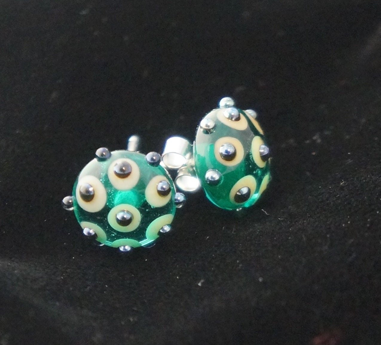 Teal Und Creme Handgemachte Lampwork Glas Silber Ohrstecker Teal Und Creme Handgemachte Lampwork Glas Silber Ohrstecker von dementedmagpie