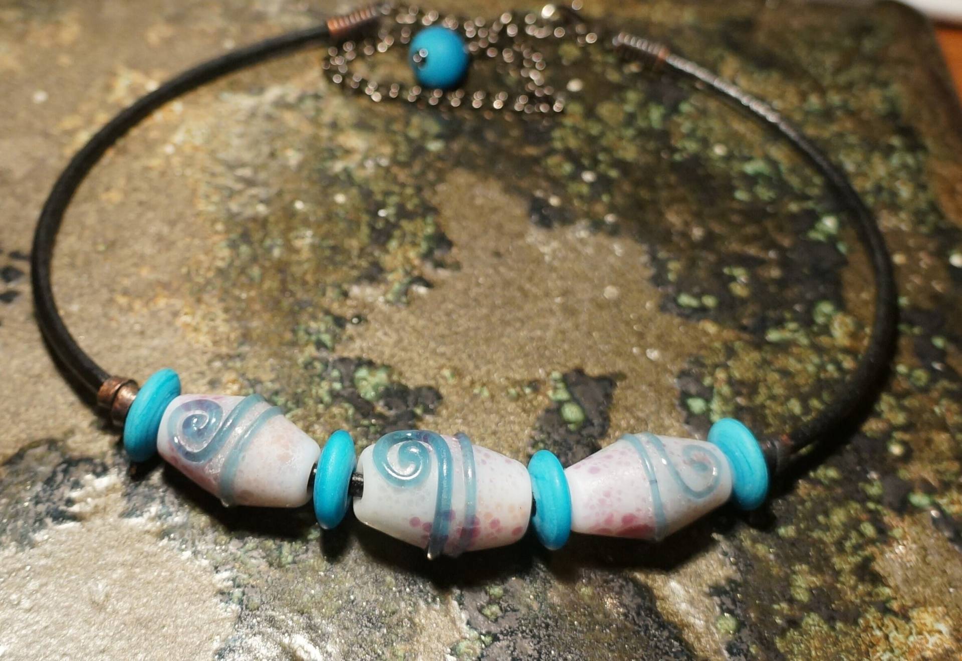 Weiß Und Türkis Handgemachten Perle Leder Halsband Halskette Weiß Und Türkis Handgemachten Perle Leder Halsband Halskette von dementedmagpie
