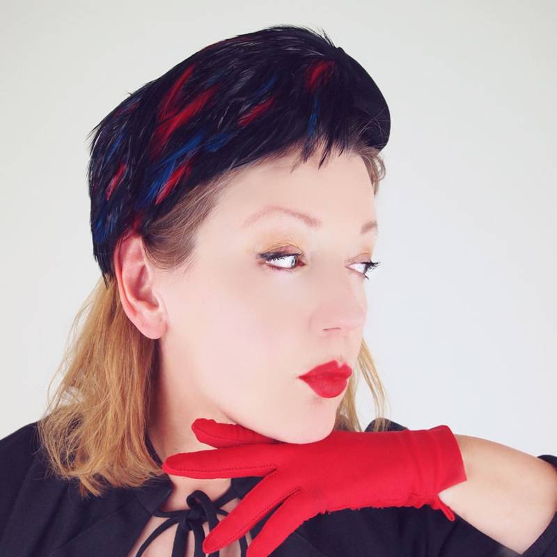 1950Er Jahre Baskenmütze Aus Schwarzem Wollfilz Mit Roten, Blauen Und Schwarzen Federn von denisebrain