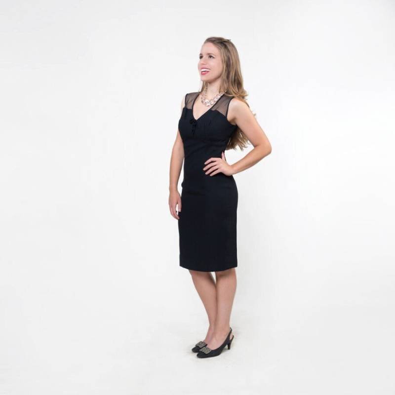 1960Er Schwarzes Etuikleid Mit Transparenten Schultern - Elegante Miss Of California S Keyhole Back Cocktailkleid lbd Vfg Mitglied von denisebrain