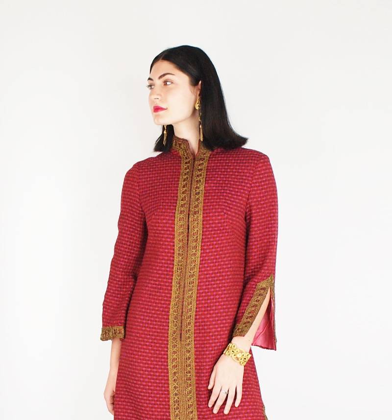 1970S Langes Tunika-Kleid Von Susan Locke - Pink-Rote Wolle Mit Antiker Goldener Metallborte Kings Road London Boutique Designer Vfg Mitglied von denisebrain