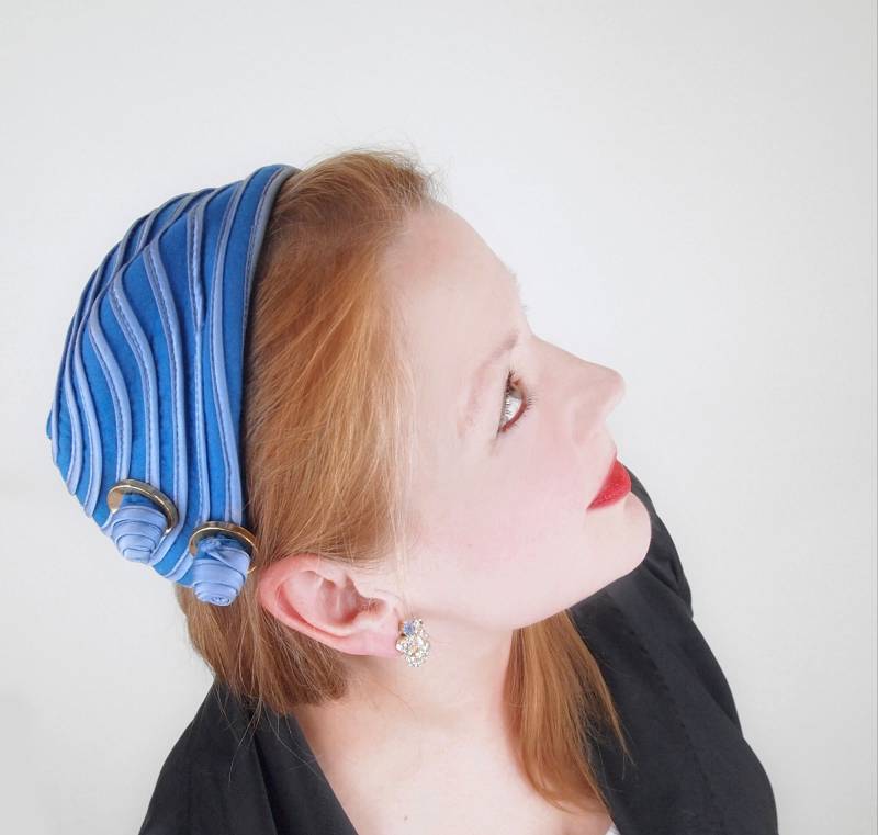 1950Er Jahre Blauer Calot-Filzhut Mit Satinstreifen Und Seitlicher Knotendekoration - Vfg Mitglied von denisebrain