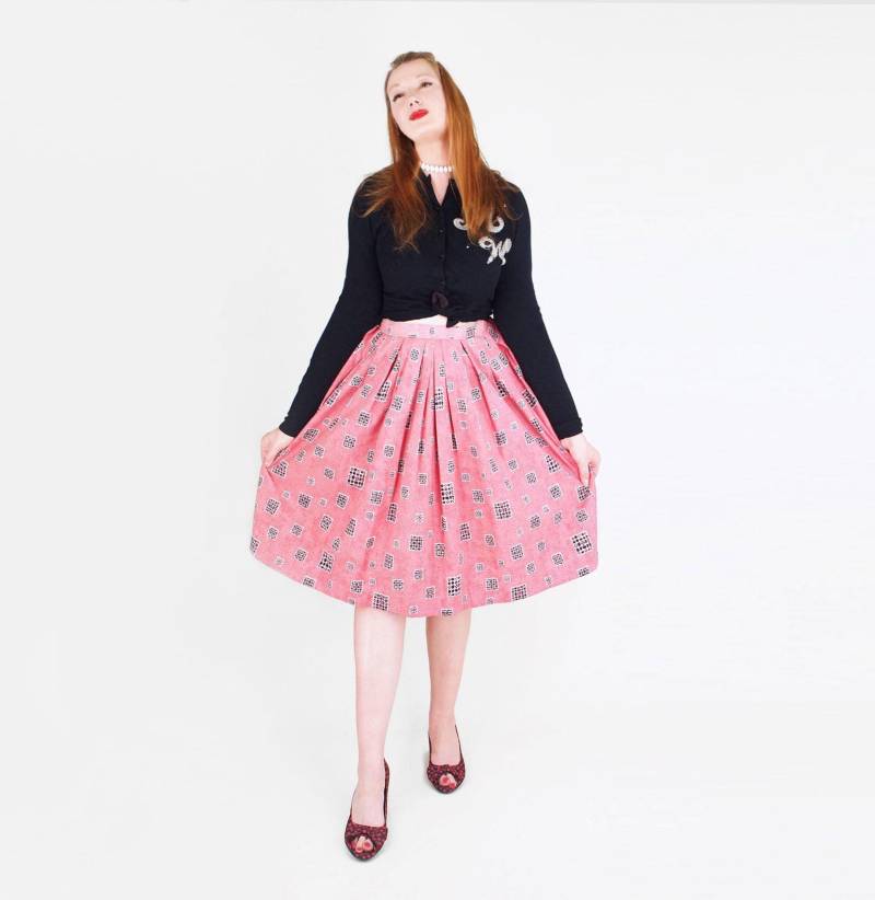 1950Er Jahre Pink & Schwarz Mitte Des Jahrhunderts Moderner Druck Baumwolle Faltenrock 27 "Taille - Vfg Mitglied von denisebrain