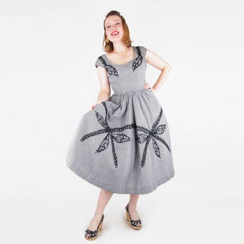 1950Er Jahre Schwarz-Weißes Gingham-Karo-Kleid Mit Vollrock, Pailletten Und Zopfmuster S Jay Original - Mel Warshaw Inc., Miami Vfg Mitglied von denisebrain